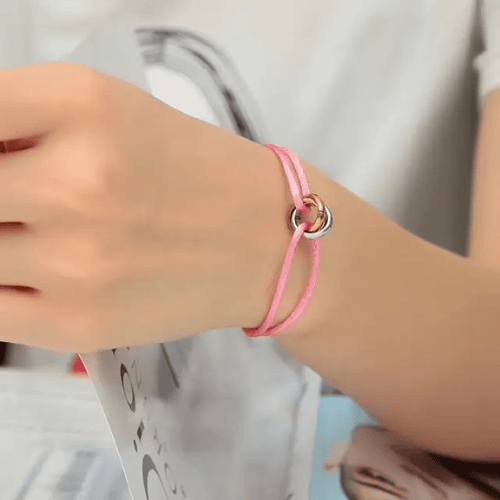 Bracelet Meilleure Amie rose portée par une femme