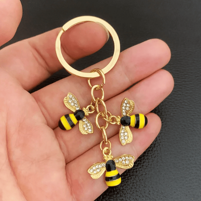 Porte Clé Abeille porté par une femme