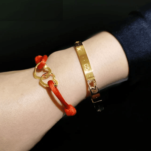 Bracelet d'Amitié BFF rouge portée par une fille