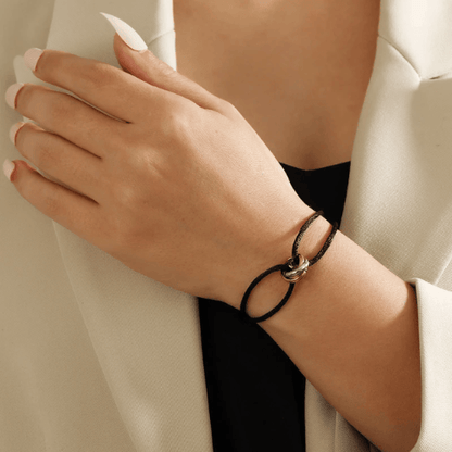 Bracelet Meilleure Amie noir portée par une jeune femme