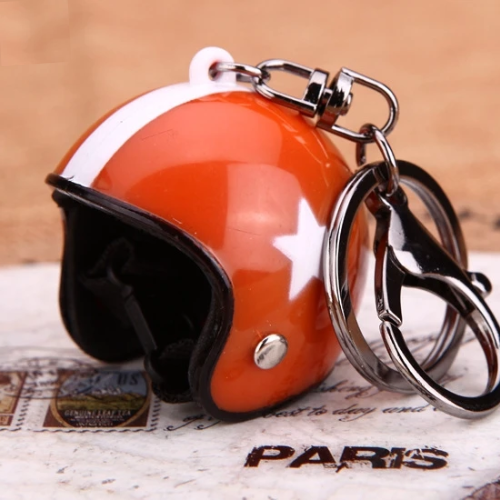 gros plan Porte Clé Casque Moto rouge