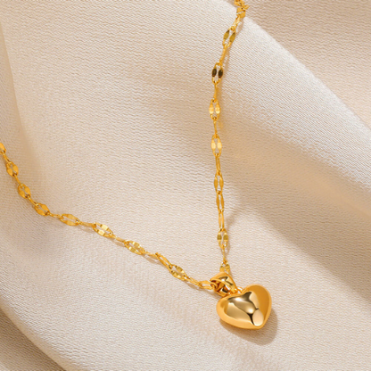 collier coeur or avec un coeur en or plein