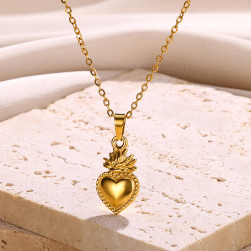 collier coeur or avec un design d'ananas