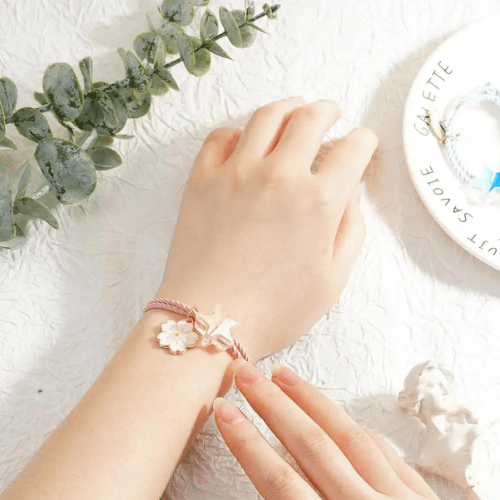 Bracelet BFF rose portée par une femme