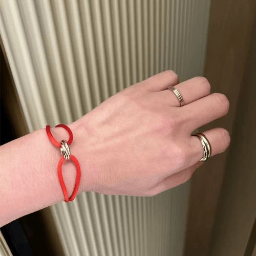 Bracelet Meilleure Amie rouge et ajustable porté par un homme