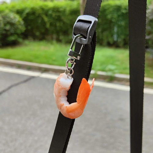 Porte Clé Crevette accroché sur un sac de sport