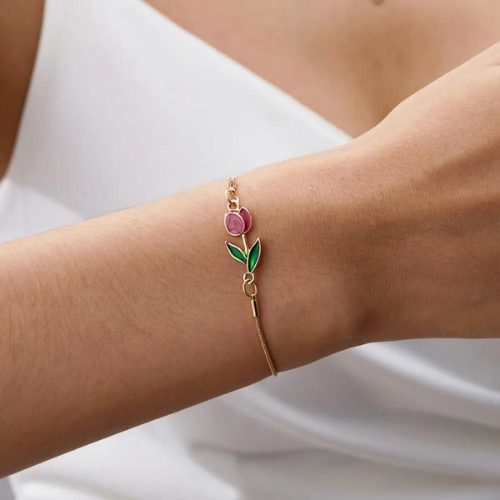 Bracelet Tulipe rouge porté par une femme