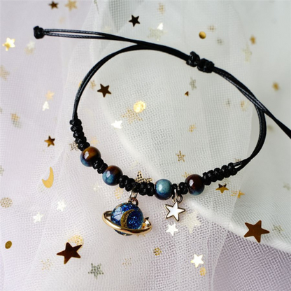 bracelet saturne avec une couleur noir et bleu