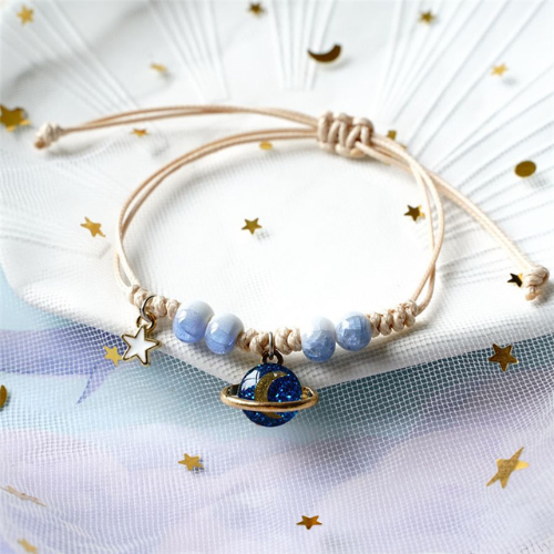 bracelet saturne de couleur blanc et bleu