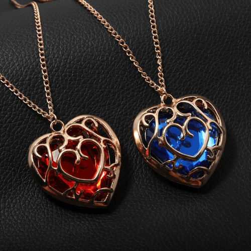 gros-plan-collier-coeur-rouge-et-bleu